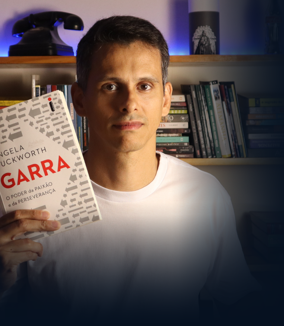 Reynaldo Carvalho segurando o livro Garra